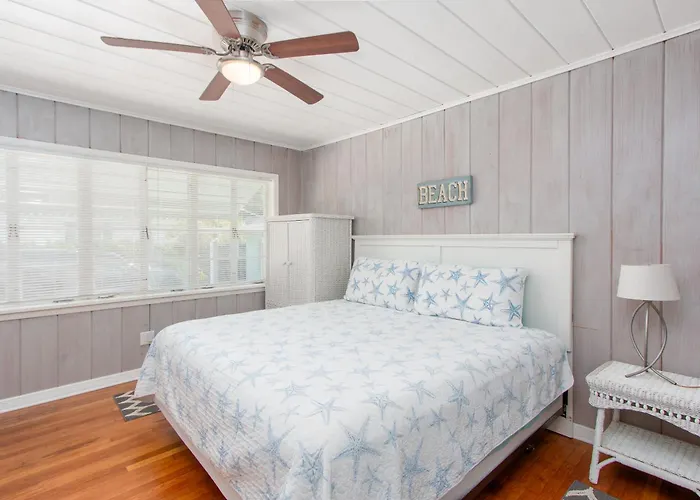 Mango Bay Pool House Unit 1 - Monthly Holiday home