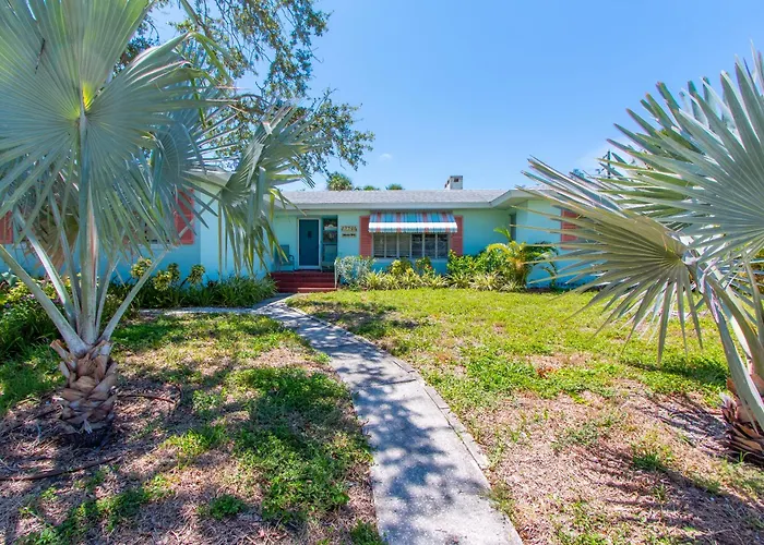 Mango Bay Pool House Unit 1 - Monthly Holiday home *