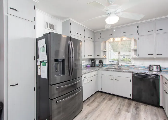 Mango Bay Pool House Unit 1 - Monthly