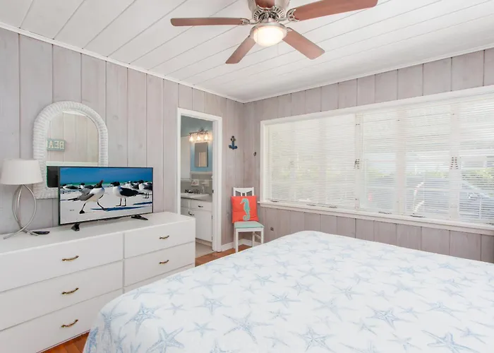 Mango Bay Pool House Unit 1 - Monthly Holiday home *